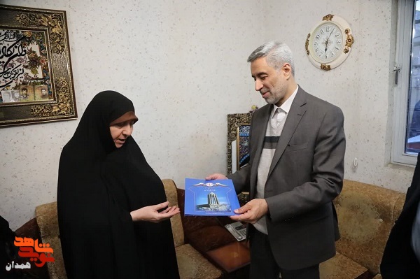 استاندار همدان با خانواده شهید «قهاری سعید» دیدار کرد