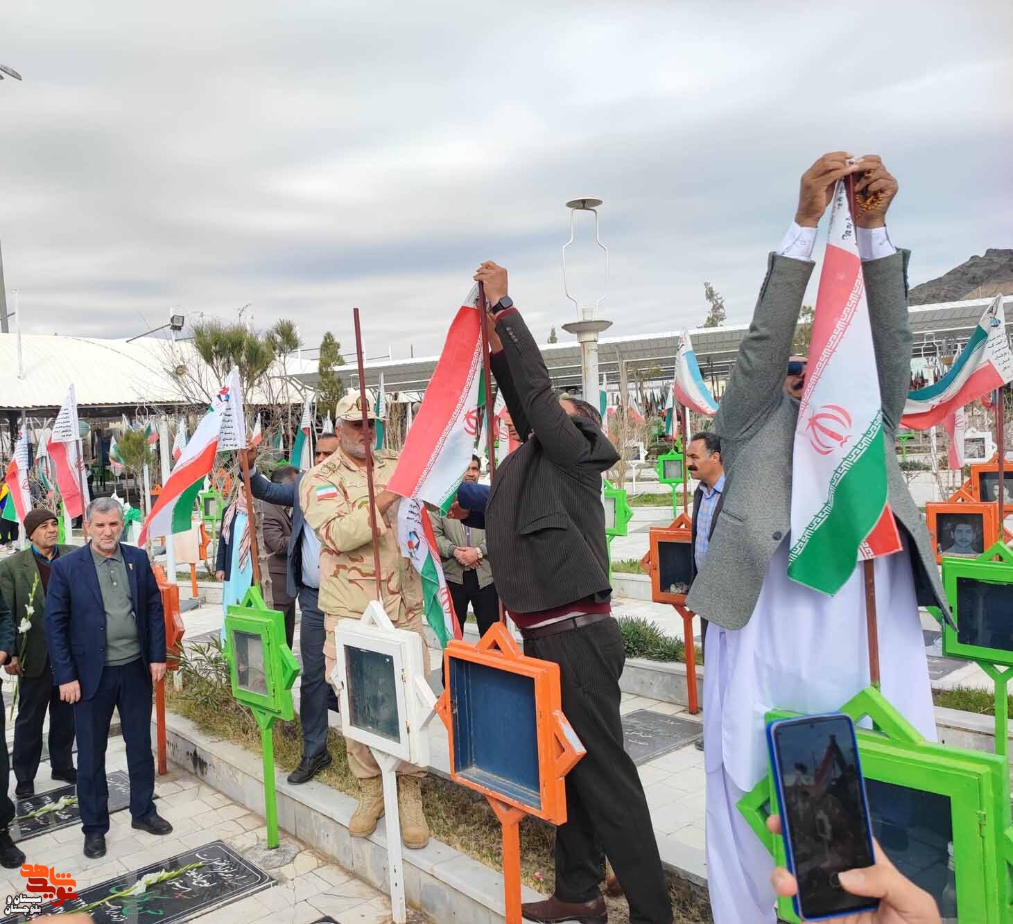 تعویض پرچم های مزار شهدای استان سیستان و بلوچستان در آستانه دهه فجر