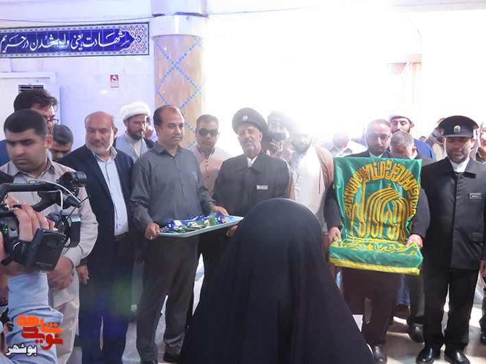عطر پرچم متبرک امام رضا(ع) در گلزار شهدای بوشهر