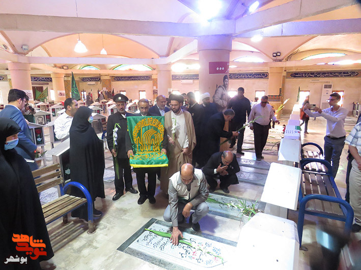 عطر پرچم متبرک امام رضا(ع) در گلزار شهدای بوشهر