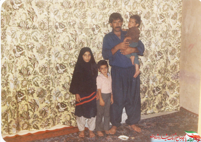 شهید عبدالحسین جمشیدی به همراه فرزندان و خواهرش
