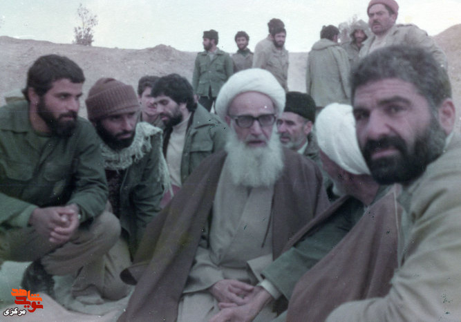 شهید آیت الله اشرفی اصفهانی قبل از عملیات در بین رزمندگان