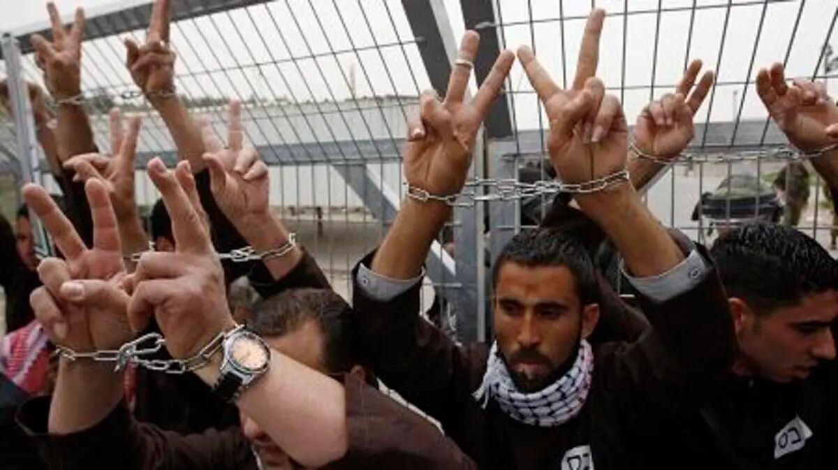 اطلاق سراح 200 اسير فلسطيني في الجولة الثانية من صفقة تبادل الاسرى اطلاق سراح 200 اسير فلسطيني في الجولة الثانية من صفقة تبادل الاسرى