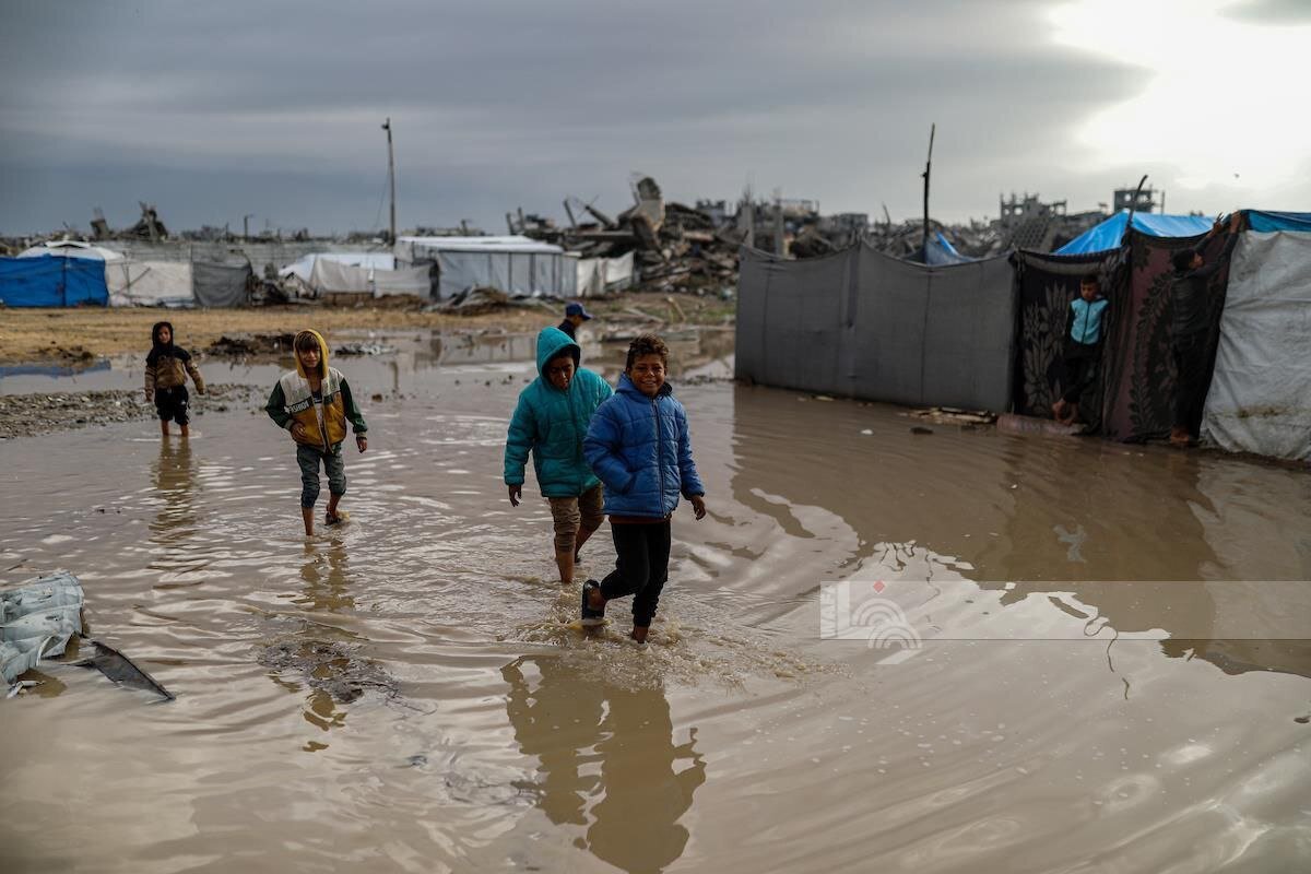تقرير مصور / نازحو غزة يواجهون البرد والأمطار… وأيام الأطفال الصعبة مستمرة