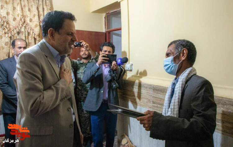 دیدار معاون وزیر نفت با خانواده شهید امنیت «حسین عبدلی»