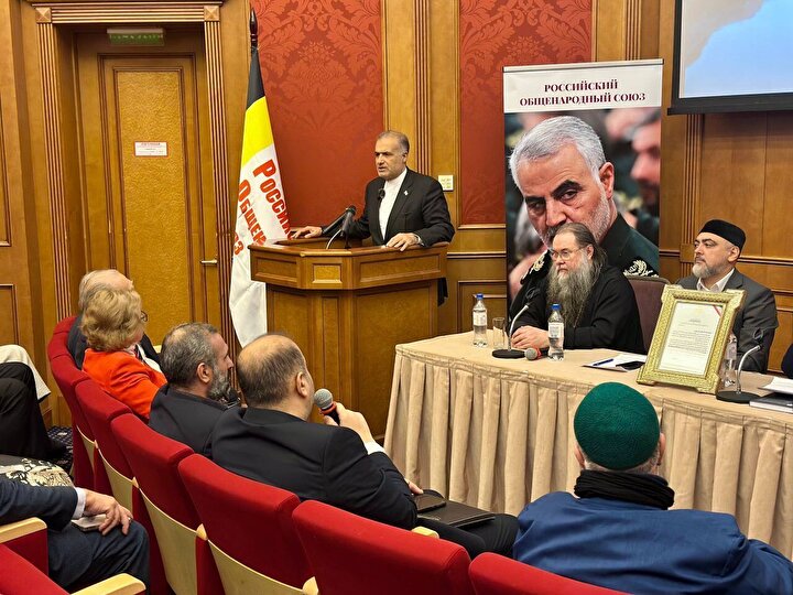 انسانیت مدیون خون شهید سلیمانی است